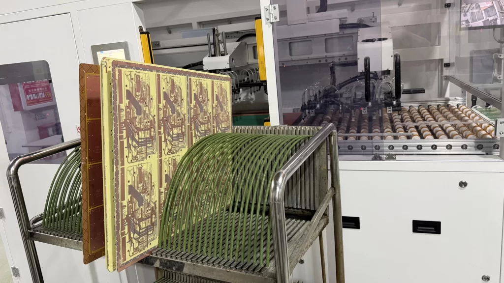 PCB 电路板加工场景，来自提供的参考素材